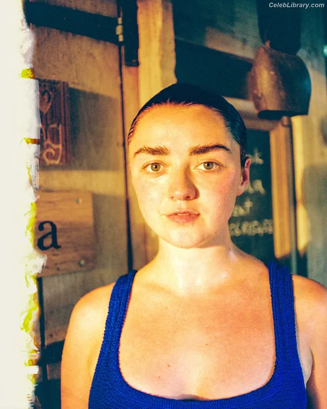 Maisie Williams photo 4 of 463