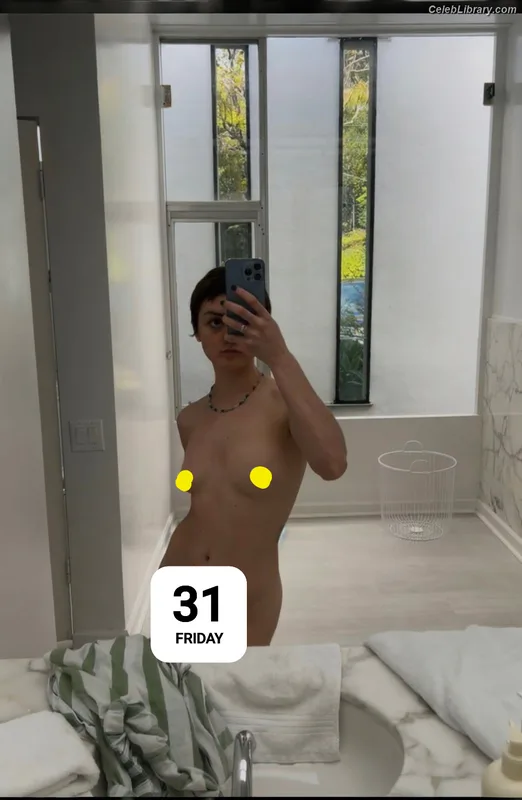 Maisie Williams photo 9 of 463