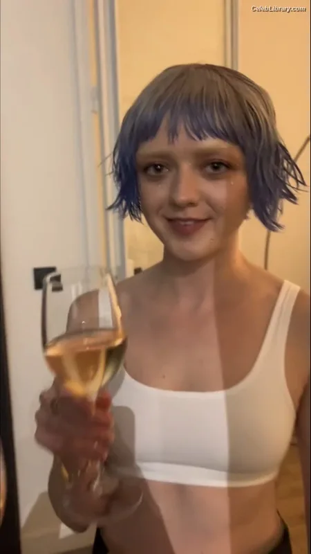Maisie Williams photo 17 of 463