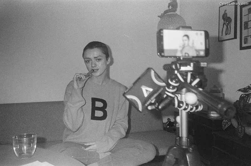 Maisie Williams photo 4 of 463