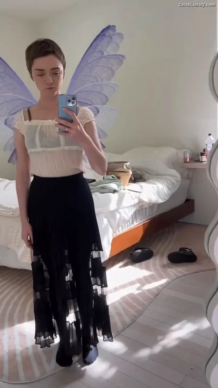 Maisie Williams photo 5 of 463