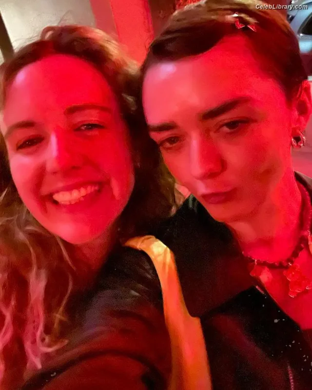 Maisie Williams photo 8 of 463