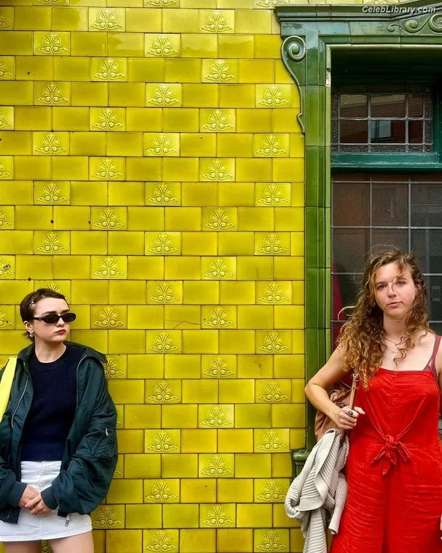 Maisie Williams photo 9 of 463