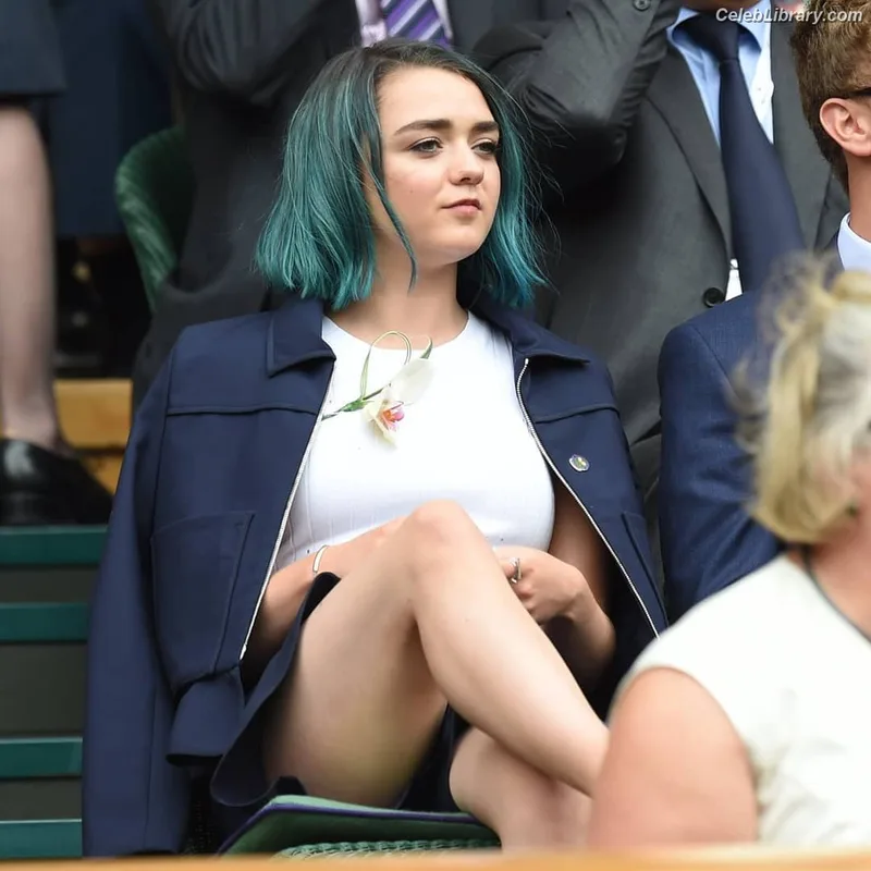 Maisie Williams photo 15 of 463