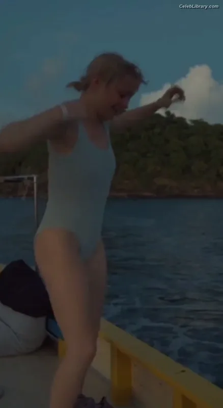Maisie Williams photo 17 of 463