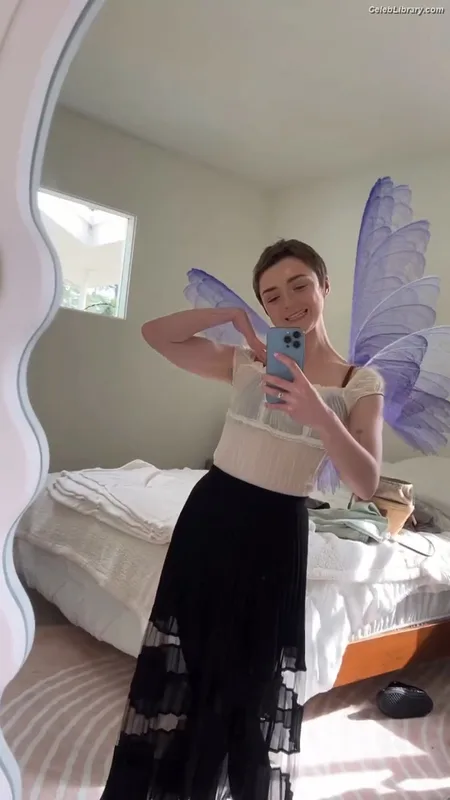 Maisie Williams photo 17 of 463
