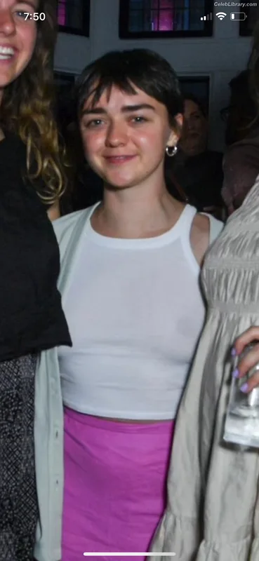 Maisie Williams photo 24 of 463