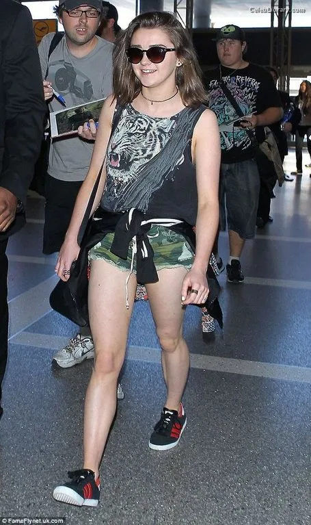 Maisie Williams photo 1 of 463