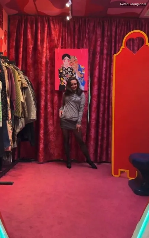Maisie Williams photo 6 of 463