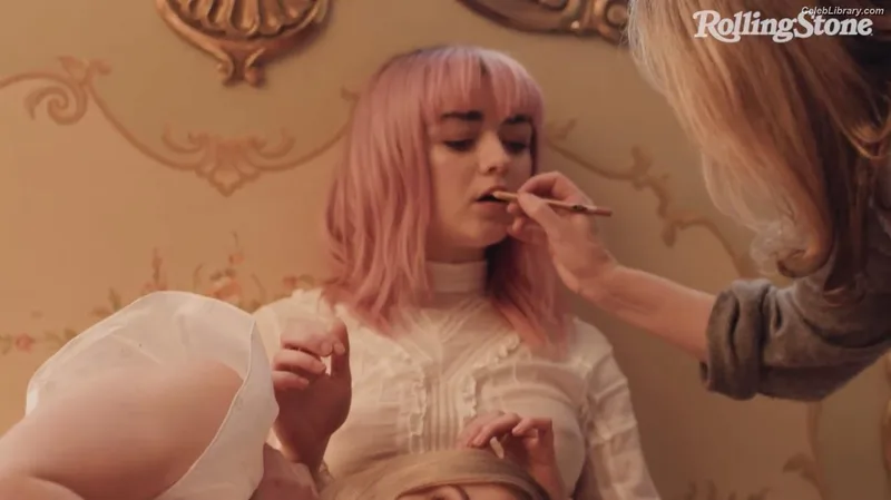 Maisie Williams photo 14 of 463