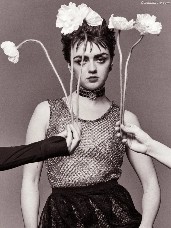 Maisie Williams photo 16 of 463