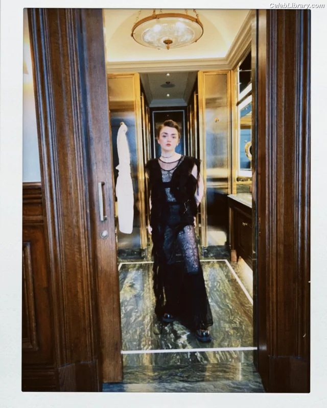 Maisie Williams photo 19 of 463