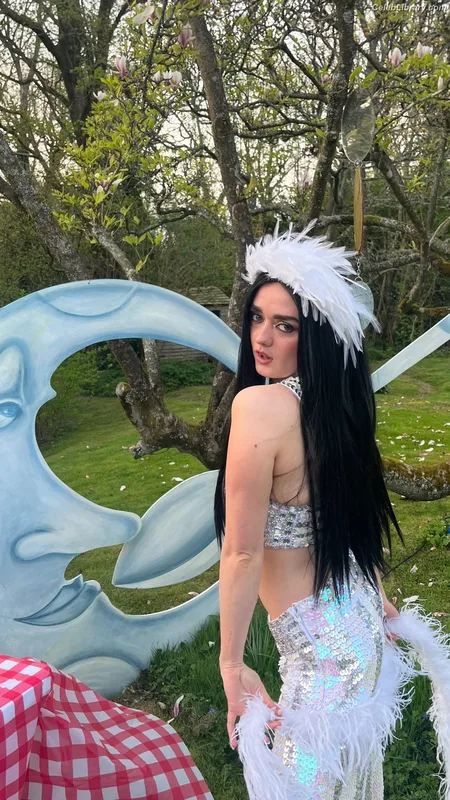 Maisie Williams photo 23 of 463
