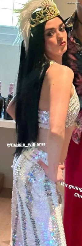 Maisie Williams photo 2 of 463