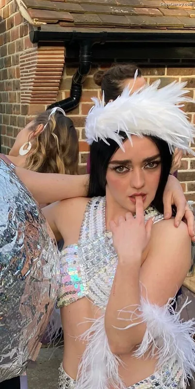 Maisie Williams photo 9 of 463