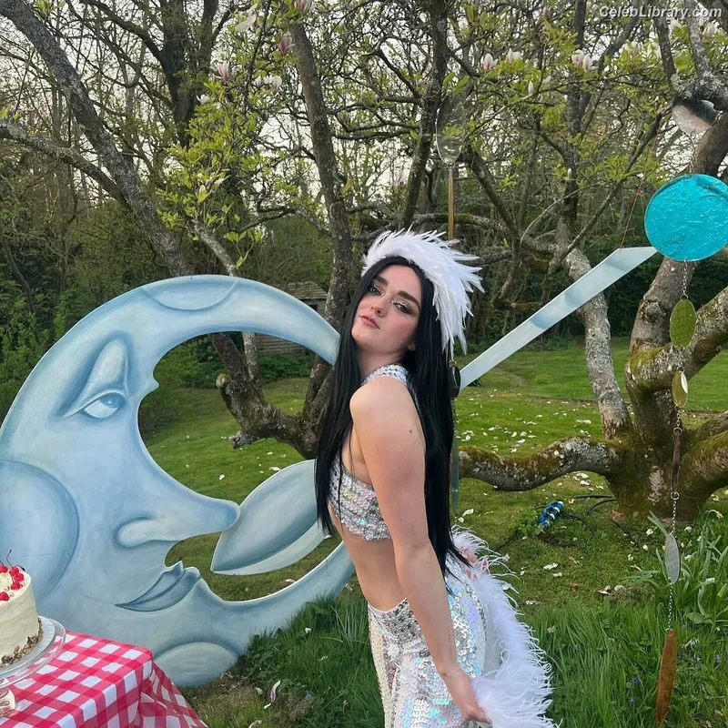 Maisie Williams photo 10 of 463