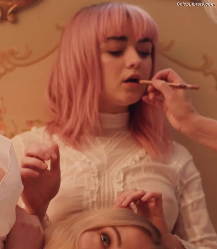 Maisie Williams photo 17 of 463