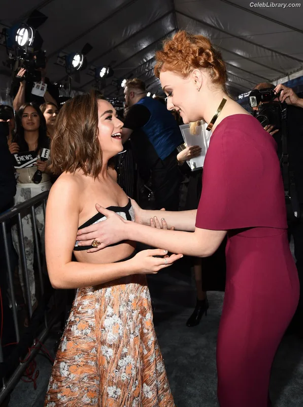 Maisie Williams photo 7 of 463
