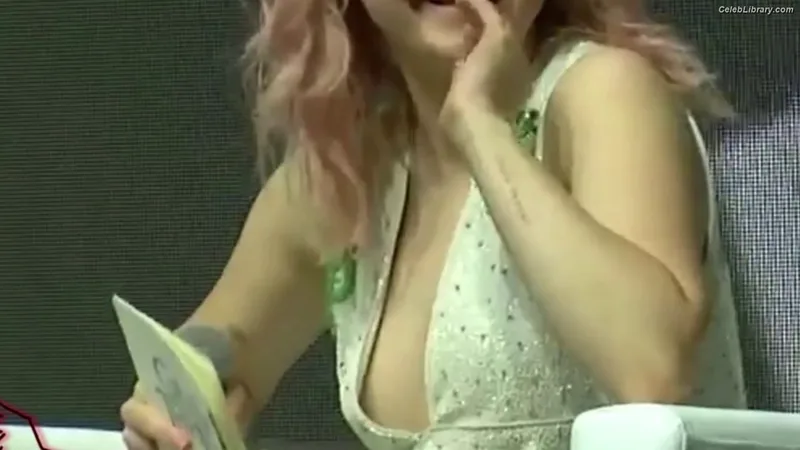 Maisie Williams photo 8 of 463