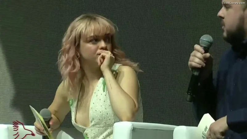 Maisie Williams photo 11 of 463