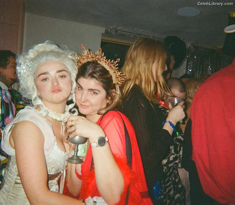 Maisie Williams photo 13 of 463