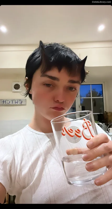 Maisie Williams photo 18 of 463
