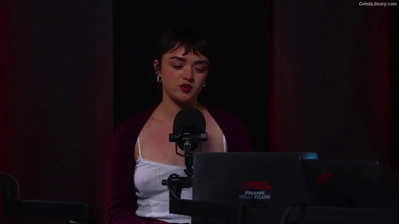 Maisie Williams photo 10 of 463