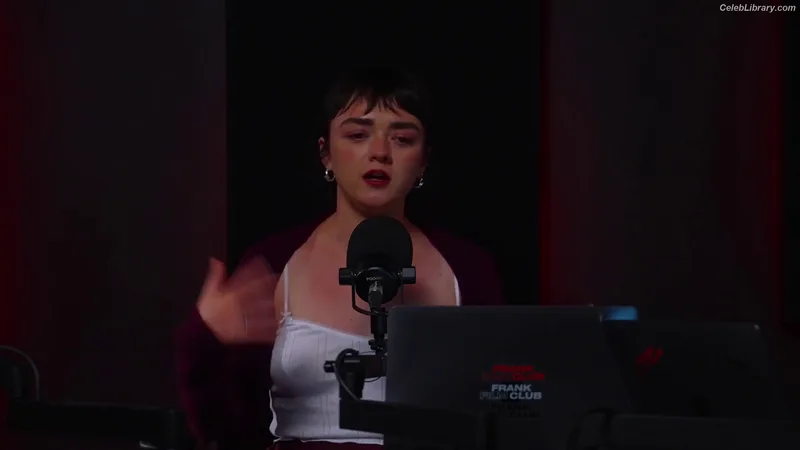 Maisie Williams photo 12 of 463