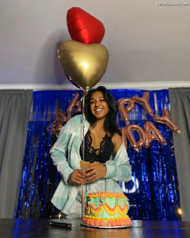 Maitreyi Ramakrishnan photo 15 of 275