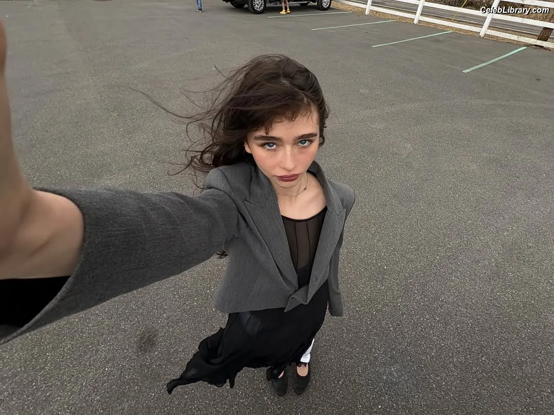 Malina Weissman photo 3 of 497