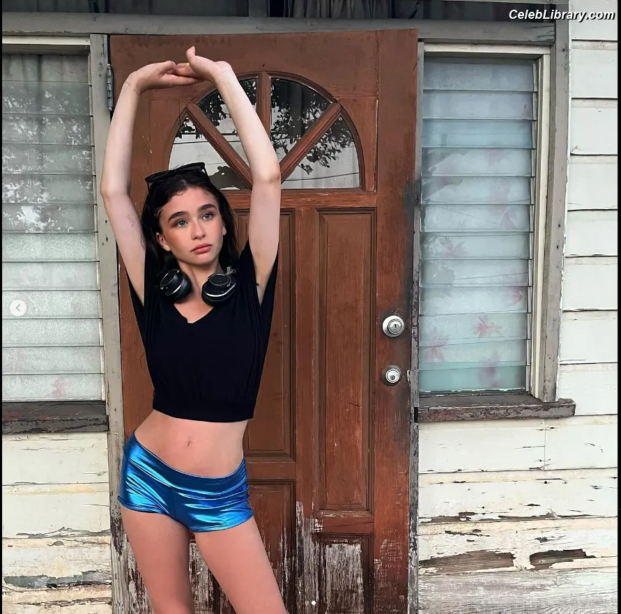 Malina Weissman photo 13 of 497