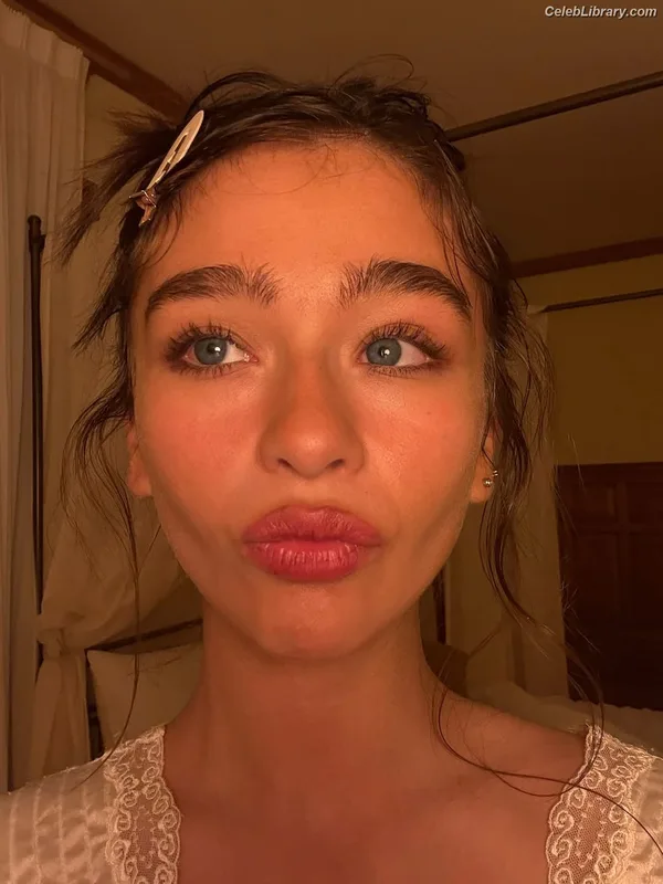 Malina Weissman photo 1 of 498