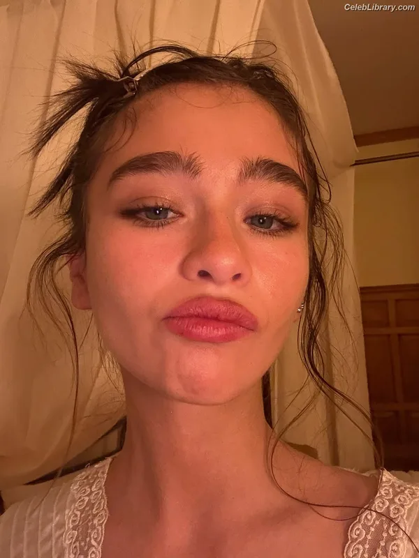 Malina Weissman photo 2 of 498