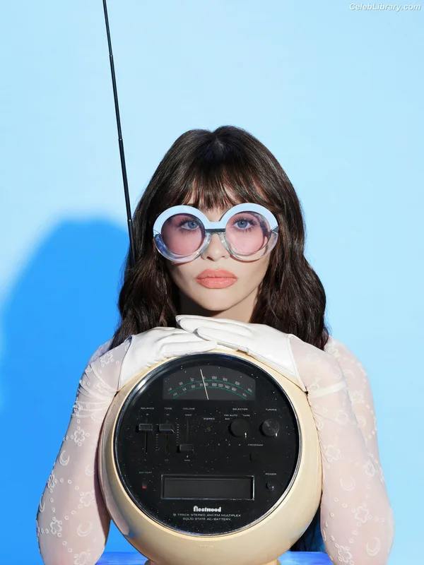 Malina Weissman photo 3 of 498