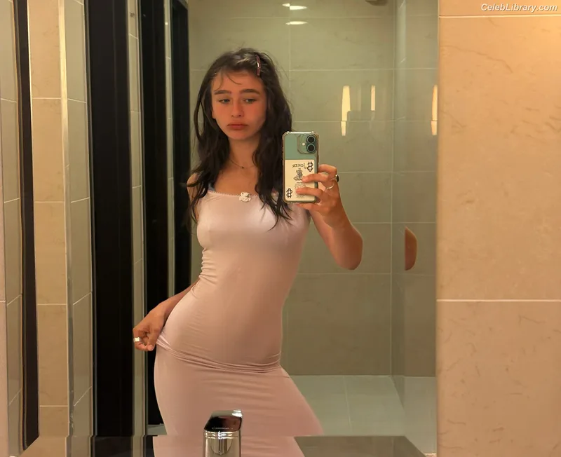 Malina Weissman photo 3 of 498