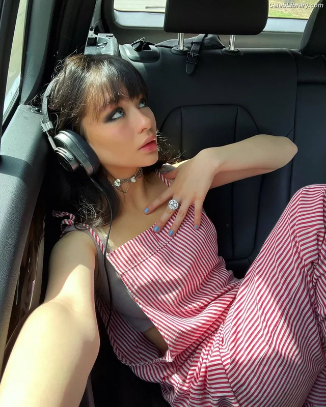 Malina Weissman photo 3 of 498