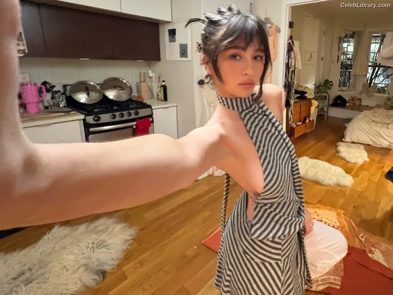 Malina Weissman photo 3 of 498