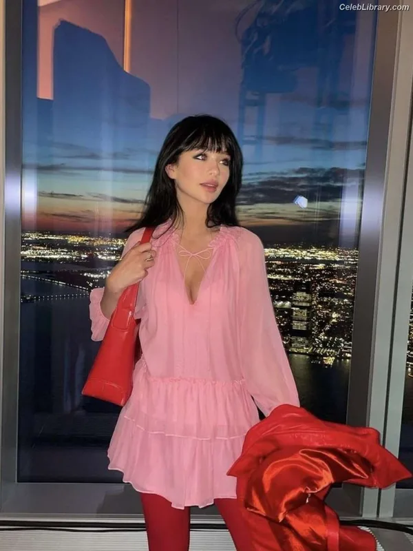Malina Weissman photo 3 of 498