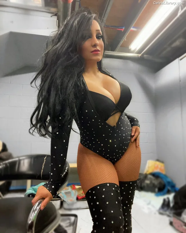 Mandy Leon photo 3 of 82