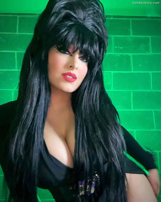 Mandy Leon photo 17 of 82