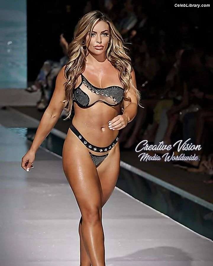 Mandy Sacs photo 2 of 2632