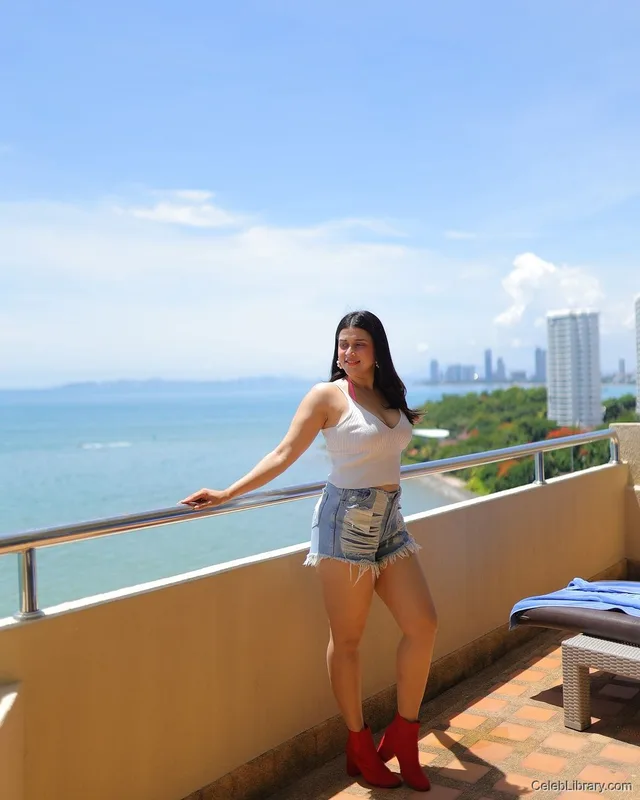 Mannara Chopra photo 7 of 48