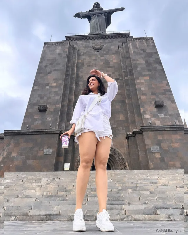 Mannara Chopra photo 16 of 48