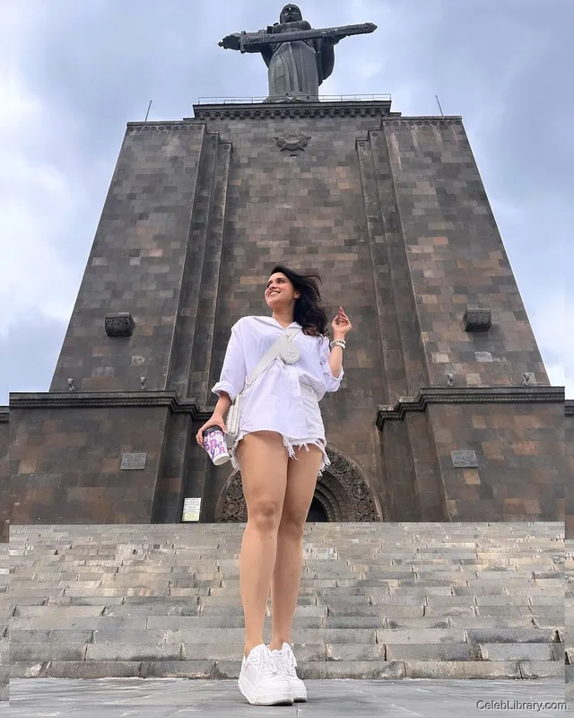 Mannara Chopra photo 18 of 48