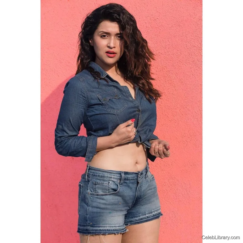 Mannara Chopra photo 19 of 48