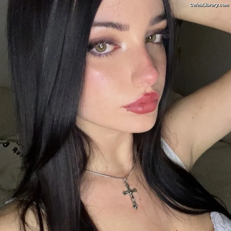 Manuela Calvo photo 1 of 10