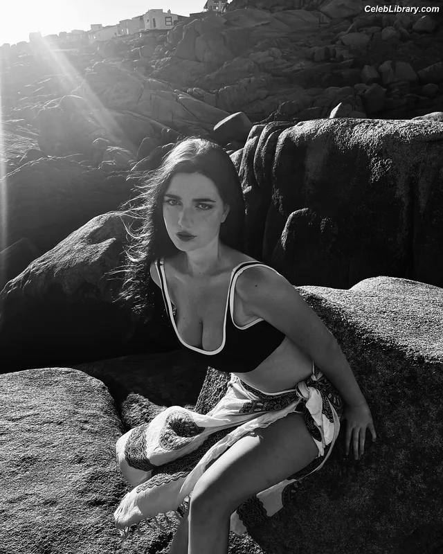 Manuela Calvo photo 2 of 10