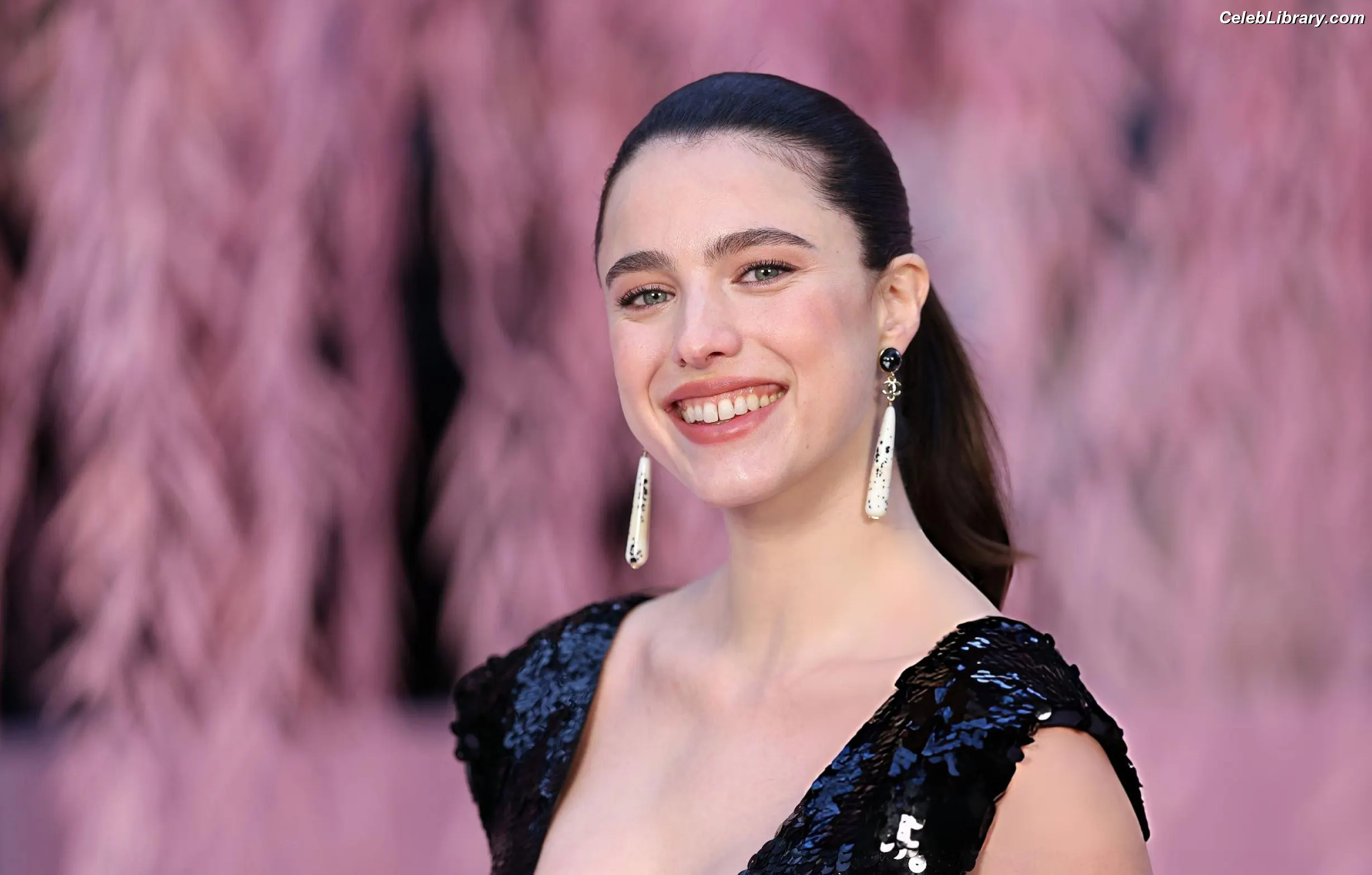 Margaret Qualley photo 8 of 1304