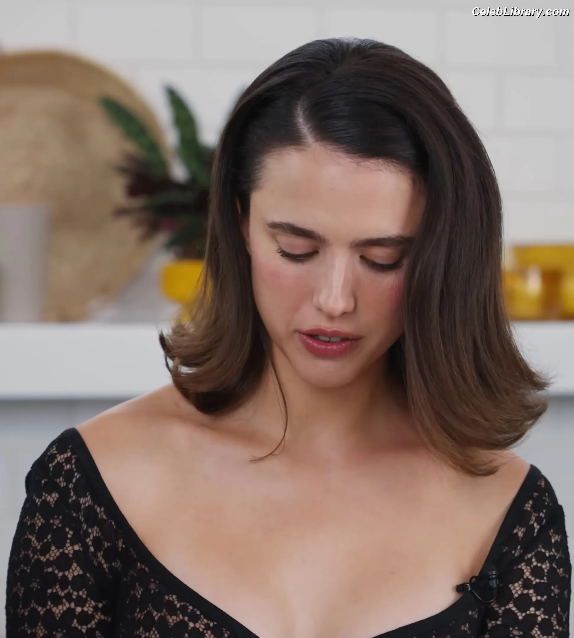 Margaret Qualley photo 2 of 1304
