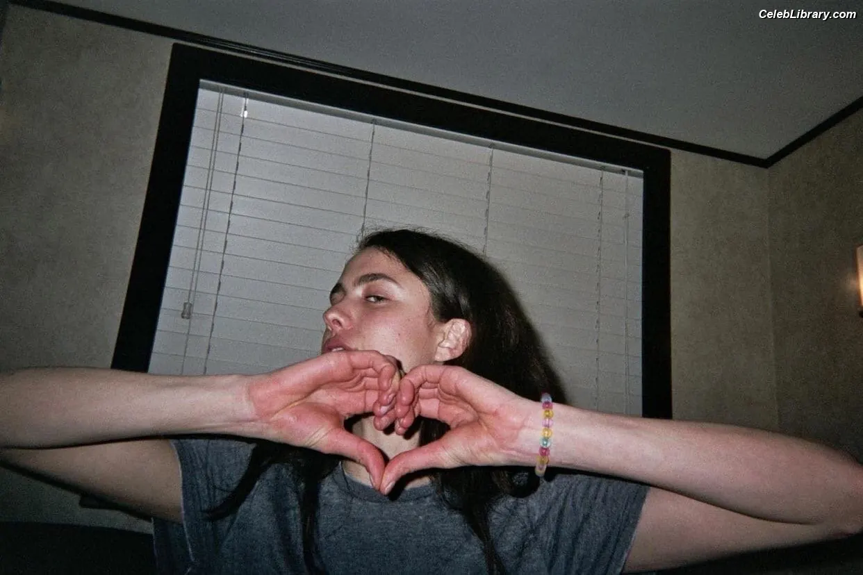 Margaret Qualley photo 19 of 1304